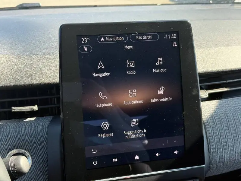 Écran tactile central de la Renault Clio 2025 affichant le menu principal avec navigation et applications, intérieur sobre.