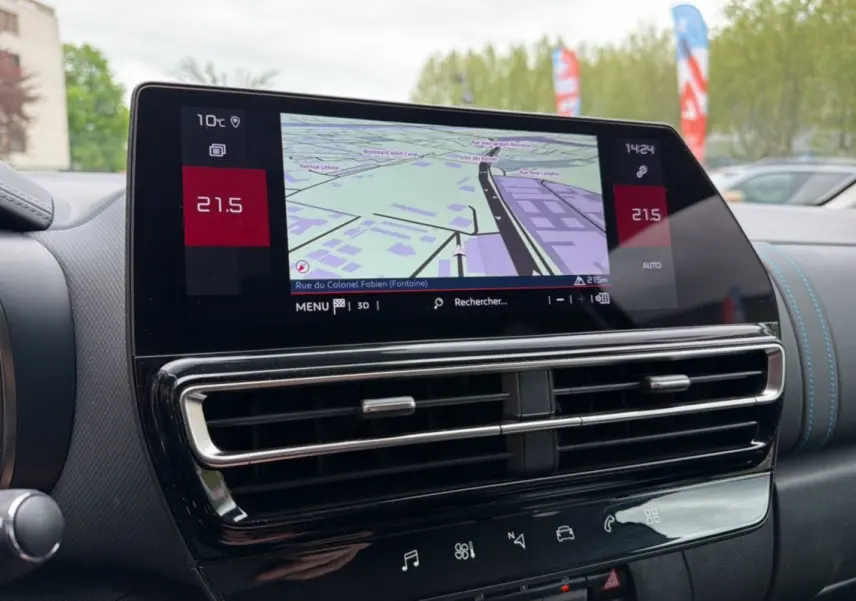 Vue intérieure du tableau de bord du Citroën C5 Aircross 2025 avec écran tactile de navigation et commandes climatisation.