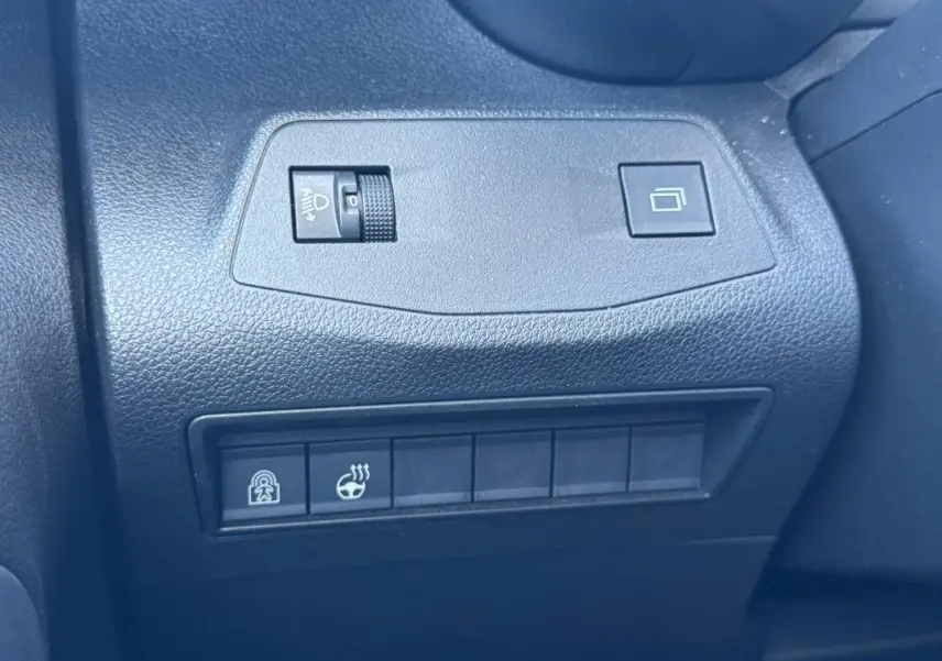 Gros plan sur les commandes côté gauche du tableau de bord noir du Citroën Berlingo vert 2024.