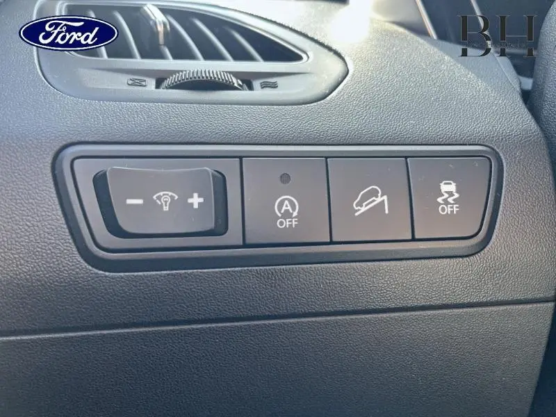 Panneau de commandes intérieur noir avec boutons de réglage d’éclairage et aides à la conduite sur Hyundai ix35 gris acier.