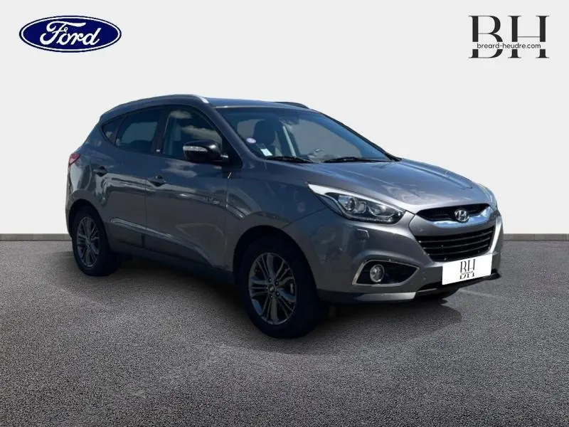 Vue 3/4 avant d'un Hyundai ix35 1.6 GDI Pack Confort BlueDrive gris Steel Grey avec jantes alu 16 pouces.