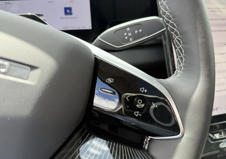 Gros plan sur la partie droite du volant en cuir gris noir du JAECOO J5 2026 avec commandes intégrées et levier de boîte auto visible.