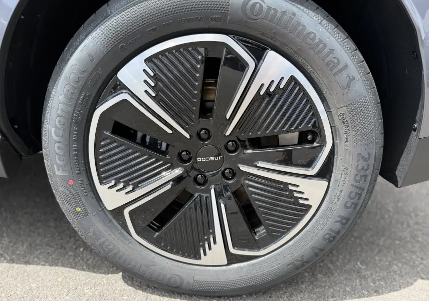 Gros plan sur la roue avant droite du JAECOO J5 2026 Phantom Grey Metal, jante noire et argentée au design moderne.