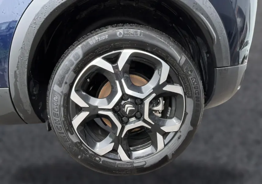 Gros plan sur la jante alu noire et argentée du côté avant droit du Citroën C5 Aircross bleu eclipse.
