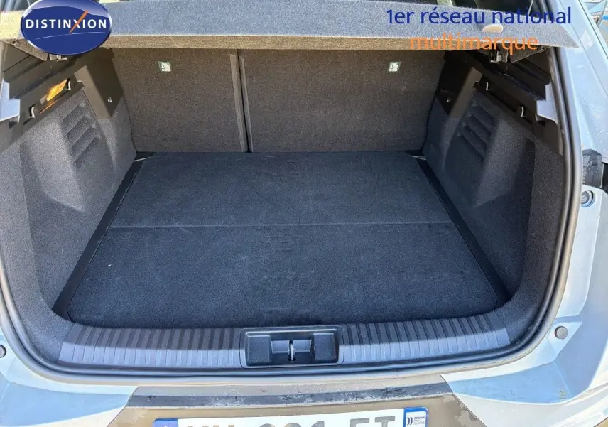 Coffre ouvert vu de l'arrière d'une Renault Symbioz gris Rafale Métal, montrant un espace de chargement propre et spacieux.