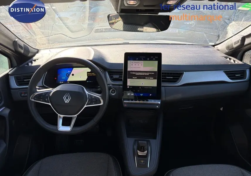 Vue intérieure avant du Renault Symbioz E-Tech Full Hybrid 160ch avec tableau de bord gris et écran tactile central vertical.