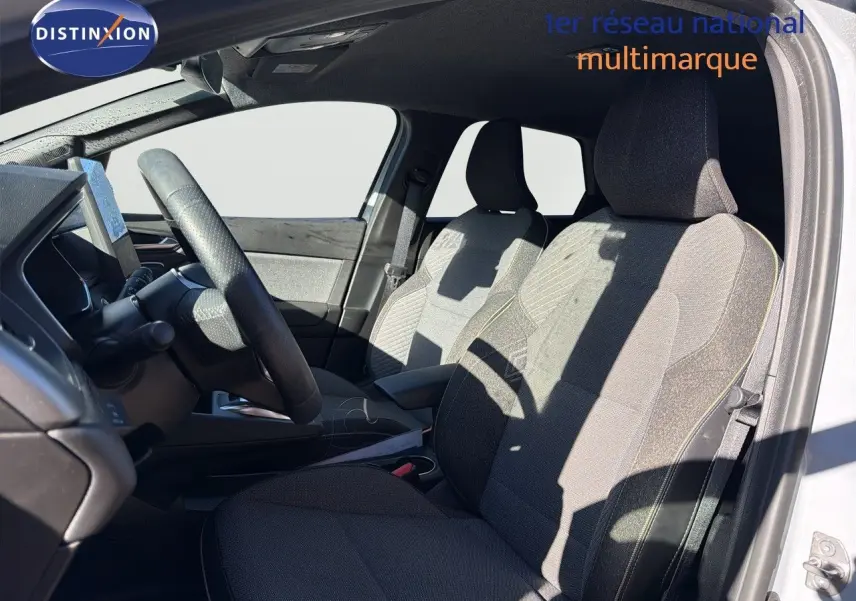 Vue intérieure côté conducteur de la Renault Symbioz 2025, sièges tissu gris clair et volant cuir noir.