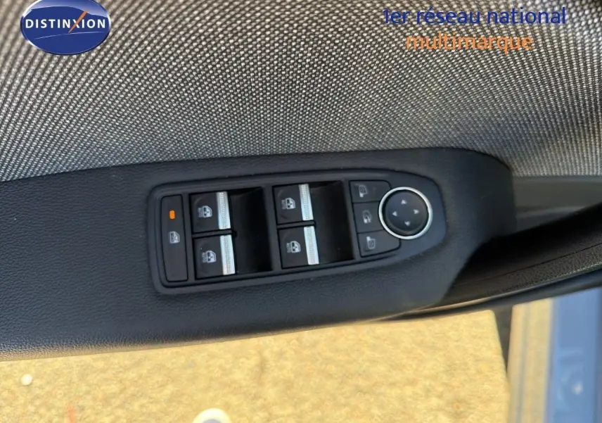 Panneau de commandes des vitres électriques et rétroviseurs sur la porte avant gauche d’une Renault Symbioz gris Rafale.