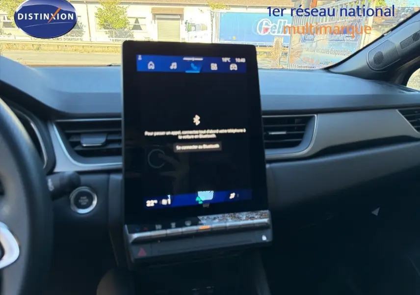 Vue intérieure du tableau de bord du Renault Symbioz gris Rafale Métal, avec écran tactile central vertical allumé.