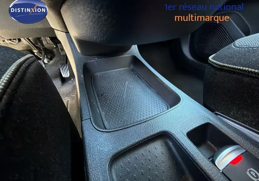 Vue rapprochée de la console centrale noire du Renault Symbioz gris rafale, mettant en valeur les rangements et commandes.