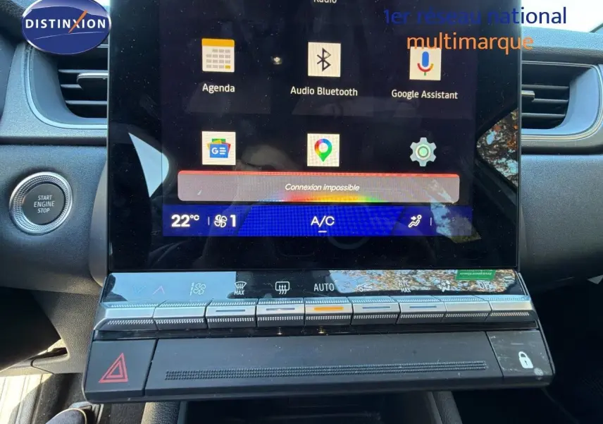 Vue rapprochée de l’écran tactile central et des commandes de climatisation du Renault Symbioz gris Rafale Métal.