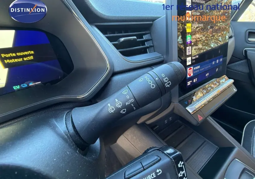 Gros plan sur le combiné de commandes au volant et l’écran tactile central du Renault Symbioz gris Rafale, intérieur moderne.