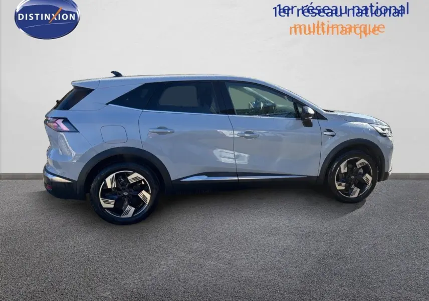 Renault Symbioz gris Rafale métal en profil droit, SUV hybride 2025 avec jantes noires et détails chromés.
