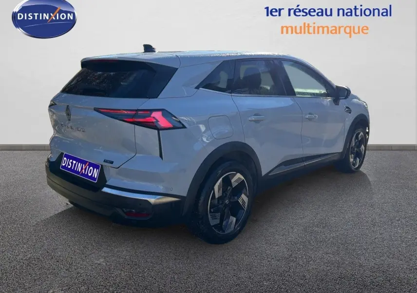 Vue 3/4 arrière droite d'un Renault Symbioz gris Rafale métal avec feux arrière LED et jantes stylisées.