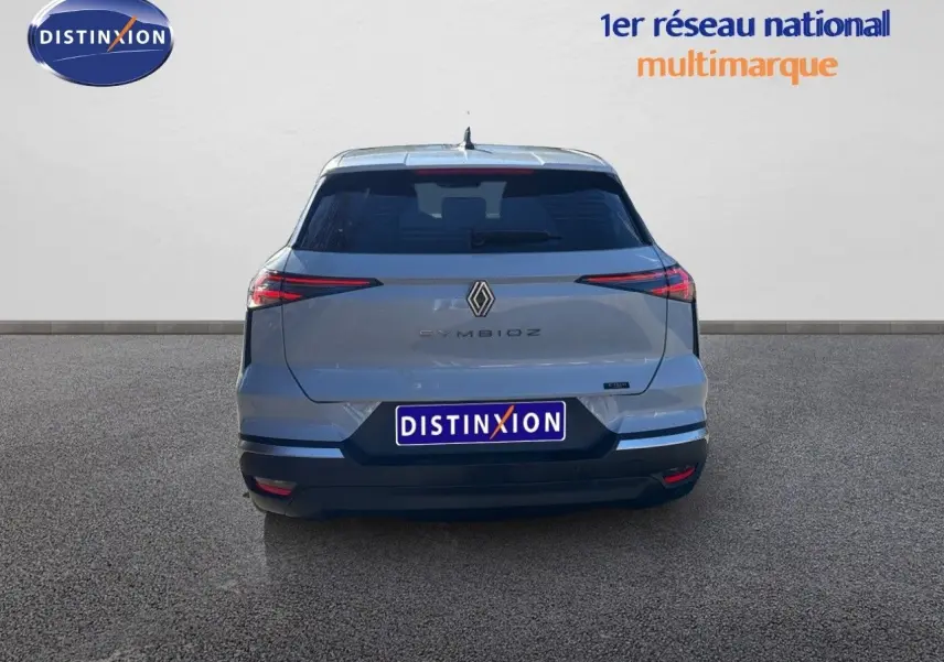 Vue arrière d'une Renault SYMBIOZ gris rafale métal 2025 avec feux LED fins et logo central distinctif.