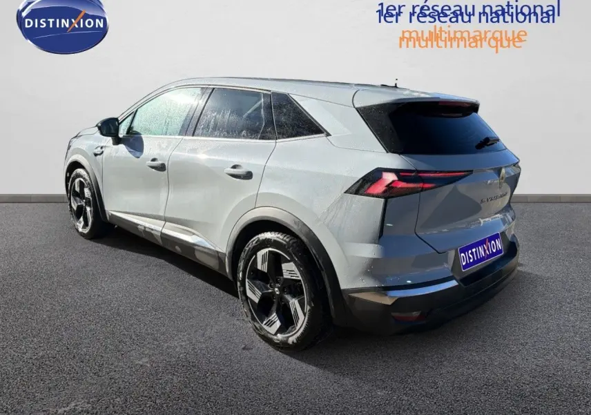Vue 3/4 arrière droite du Renault Symbioz gris Rafale métal avec feux LED et jantes noires distinctives.