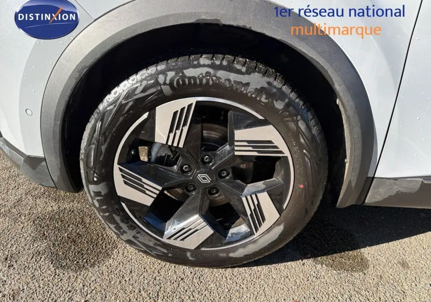 Gros plan sur la roue avant droite du Renault Symbioz gris Rafale métal avec jante noire et argentée au design moderne.