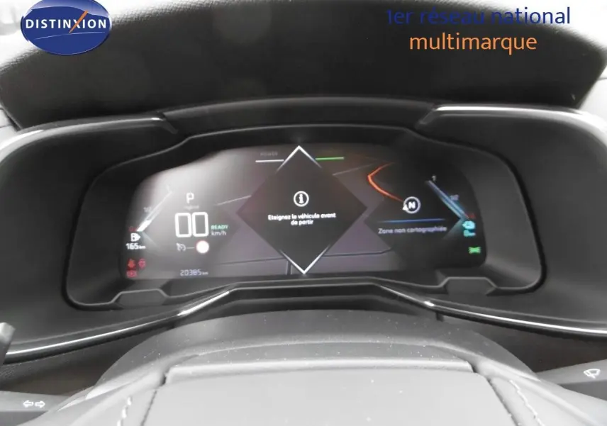 Tableau de bord numérique du DS7 Crossback hybride rechargeable 2021, affichage central avec message d'arrêt du véhicule.
