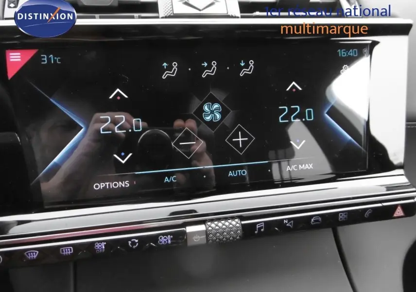 Écran tactile du système de climatisation du DS7 Crossback 2021, affichant 22°C en mode automatique.
