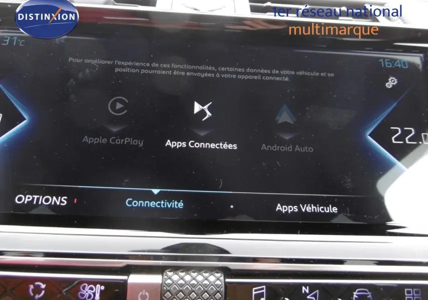 Écran tactile central du DS7 Crossback 2021 montrant les options Apple CarPlay et Android Auto, intérieur moderne noir.