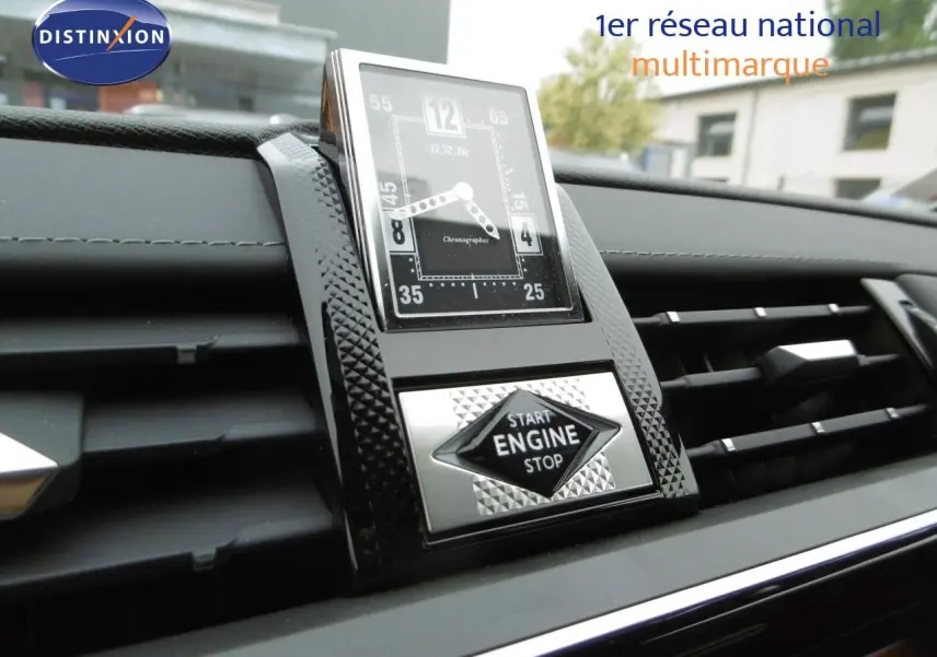 Gros plan sur l'horloge et le bouton start/stop du tableau de bord du DS7 Crossback 1.6 Hybrid 225ch Crystal Pearl.