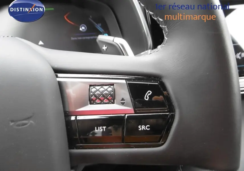 Gros plan sur les commandes gauche du volant cuir noir du DS7 Crossback hybride rechargeable Crystal Pearl 2021.