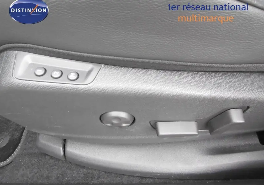 Réglages électriques du siège conducteur en cuir noir du DS7 Crossback hybride rechargeable 2021.