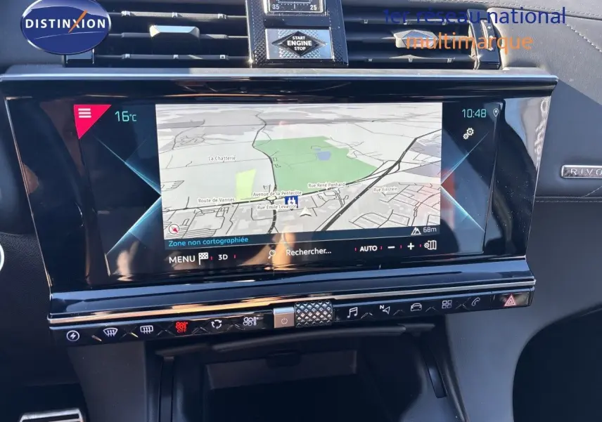 Vue rapprochée de l’écran tactile central du DS7 Crossback E-TENSE 2021, affichant la navigation GPS.