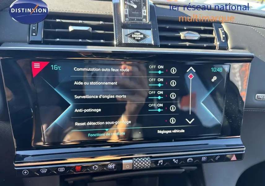 Écran tactile central du DS7 Crossback E-TENSE 2021 affichant les aides à la conduite, intérieur noir élégant.