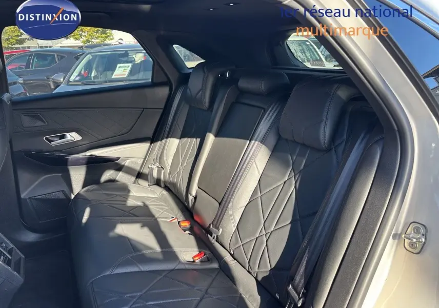 Vue intérieure côté droit sur la banquette arrière en cuir noir matelassé du DS7 Crossback E-TENSE 2021.