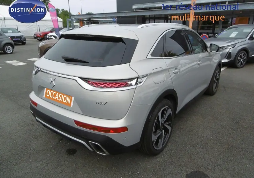 Vue 3/4 arrière droite d'un DS7 Crossback Crystal Pearl avec feux arrière LED et jantes alliage distinctives.