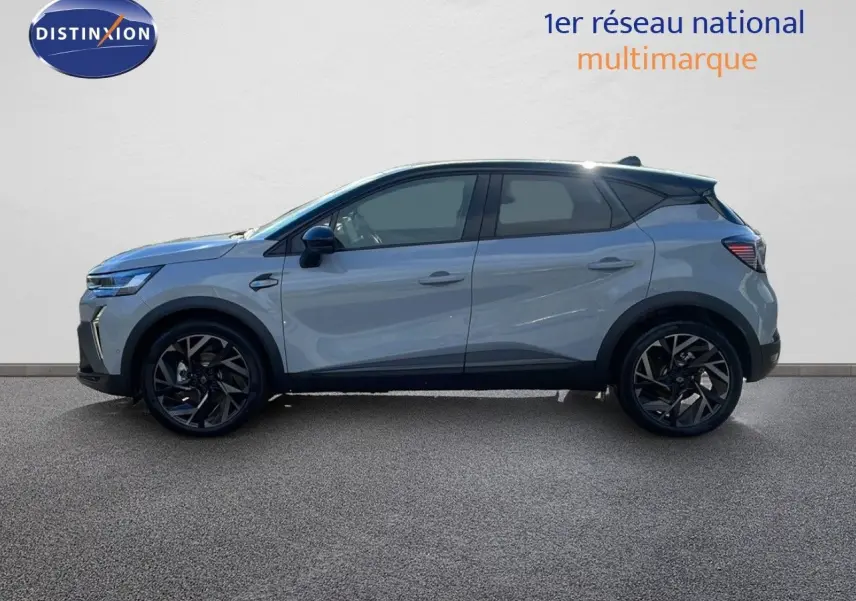 Profil côté gauche du Renault Captur E-Tech hybride 2025 gris Rafale avec toit noir et jantes noires stylées.