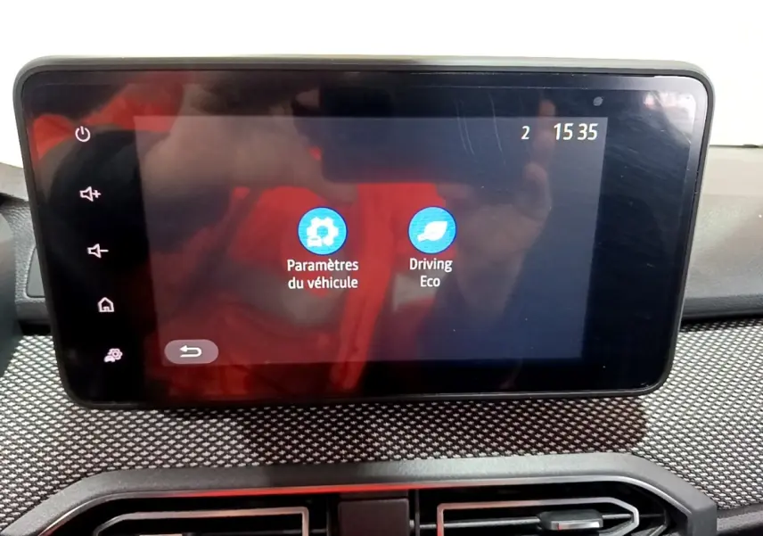 Écran tactile central allumé de la Dacia Sandero blanc 2022, affichant les paramètres du véhicule et mode Driving Eco.