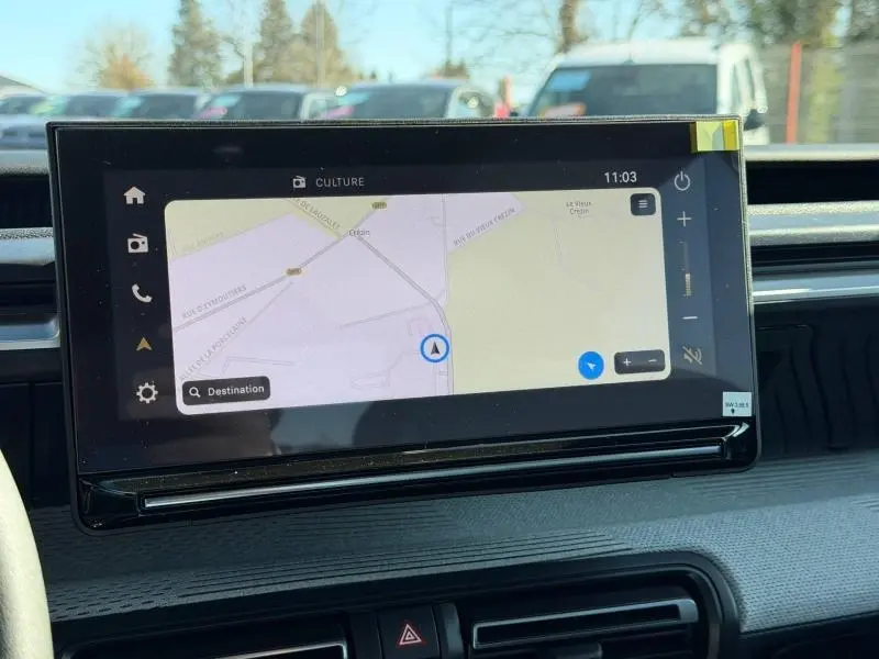 Écran tactile central du tableau de bord du Citroën C3 Aircross 2026 affichant un GPS en mode navigation.