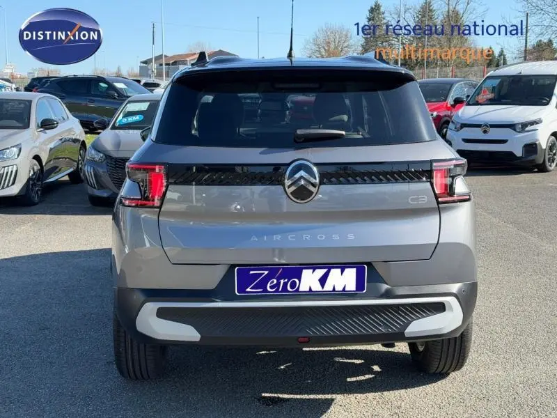 Vue arrière d'une Citroën C3 Aircross 2026 gris Mercury avec toit noir et feux arrière LED distinctifs.
