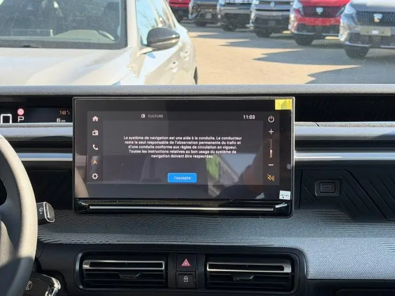 Vue intérieure centrée sur l’écran tactile du tableau de bord du Citroën C3 Aircross gris Mercury, volant partiellement visible à gauche.