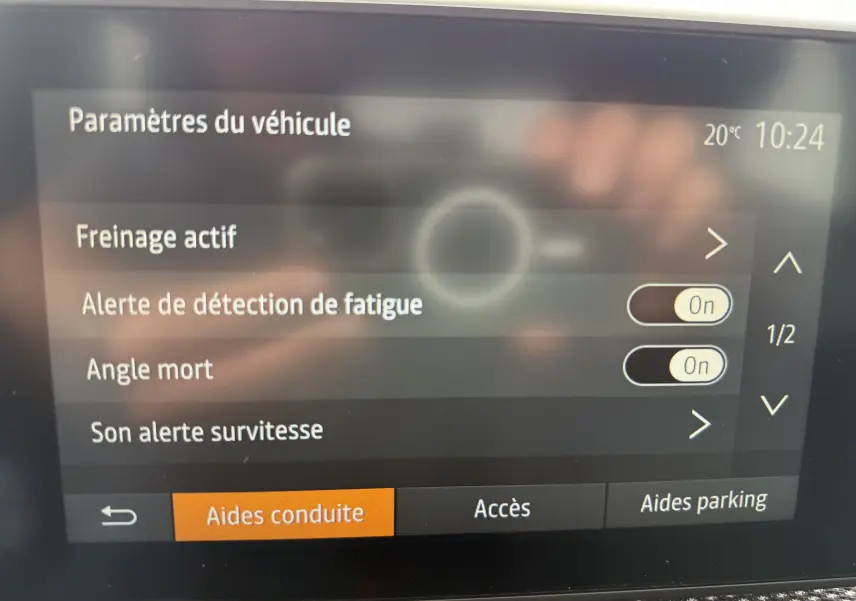 Écran central du tableau de bord du Dacia Sandero Stepway 2025 montrant les paramètres d’aides à la conduite.