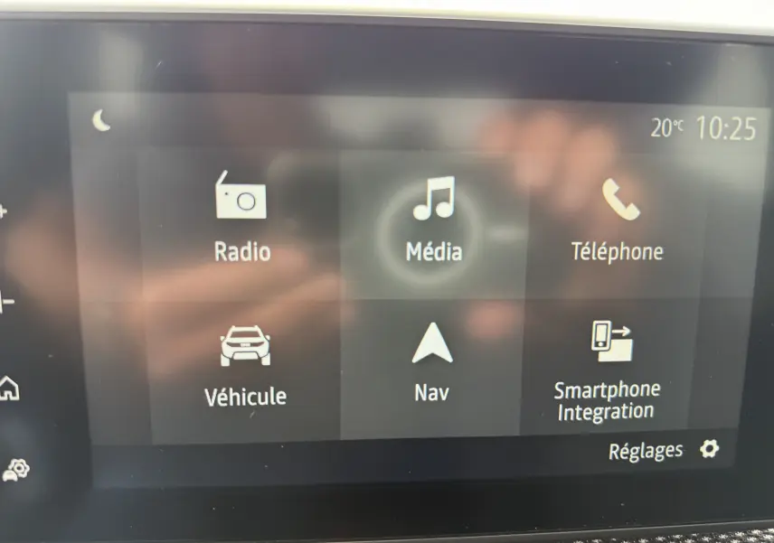 Écran tactile intérieur de la Dacia Sandero Stepway 2025 affichant les options radio, média, téléphone, navigation et intégration smartphone.
