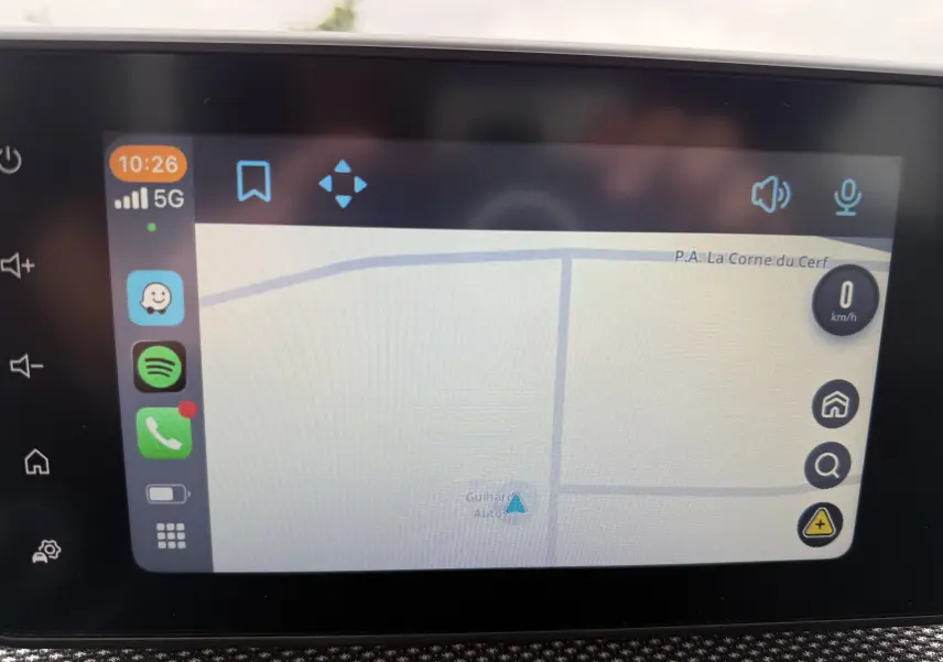 Écran tactile intérieur du tableau de bord du Dacia Sandero Stepway 2025 affichant la navigation GPS.