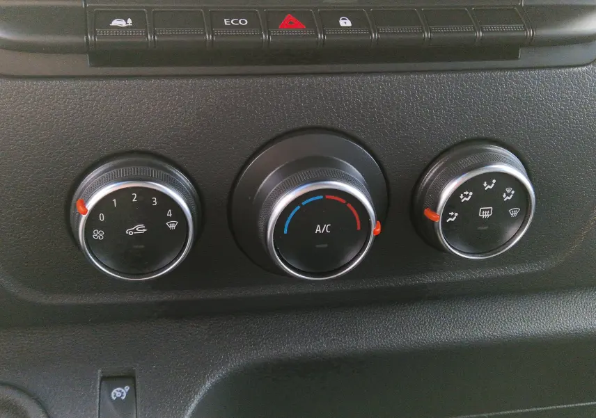 Gros plan sur les commandes de climatisation du tableau de bord du Renault Master Châssis Cabine blanc 2024.