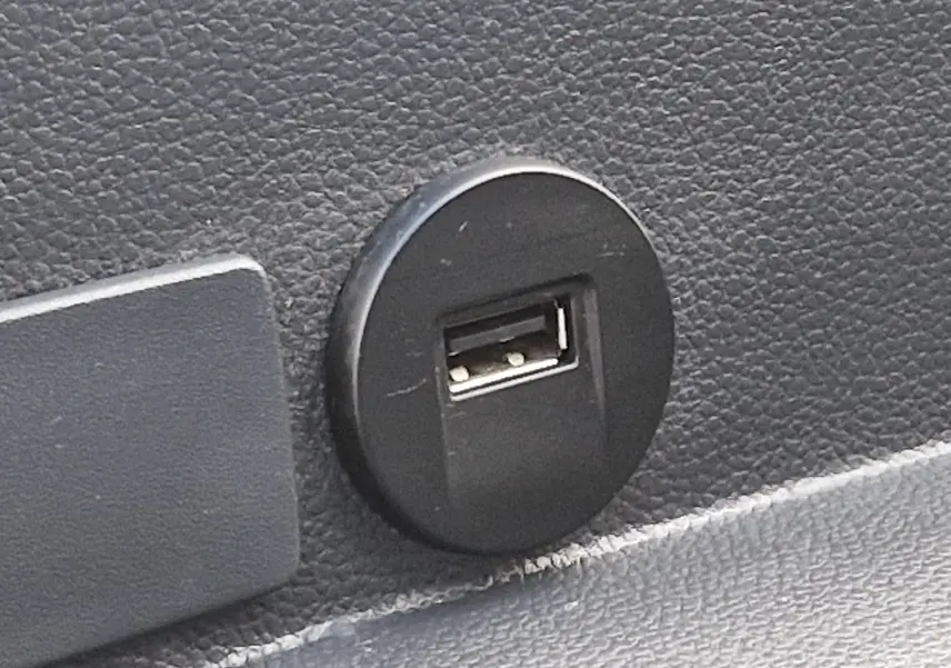 Prise USB intégrée dans la console intérieure du Renault Master Châssis Cabine blanc, vue rapprochée du détail.