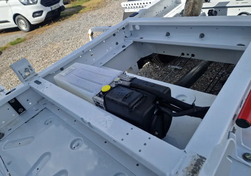 Détail de la benne blanche du Renault Master Châssis Cabine vu de dessus, montrant le cadre et les composants mécaniques.