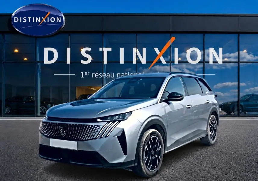 Peugeot 5008 Hybrid 145 allure e-dcs6 gris artense en 3/4 avant droit devant showroom Distinxion.