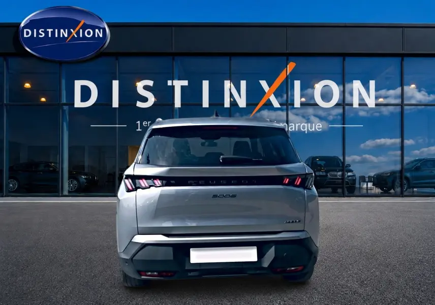 Vue arrière du Peugeot 5008 Hybrid 145 allure gris artense, avec feux LED caractéristiques et logo visible.