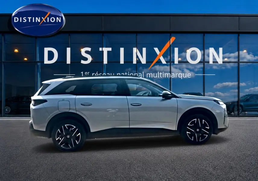 Peugeot 5008 Hybrid 145 allure e-dcs6 gris artense vue de profil côté gauche devant showroom Distinxion.