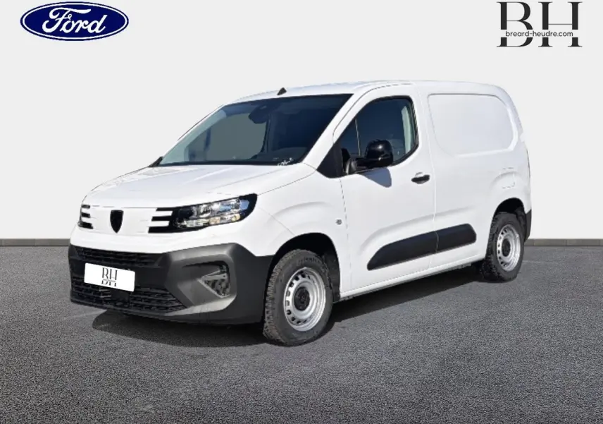 Vue 3/4 avant droit d'un Peugeot Partner blanc Icy avec porte latérale coulissante et pare-chocs noir mat.
