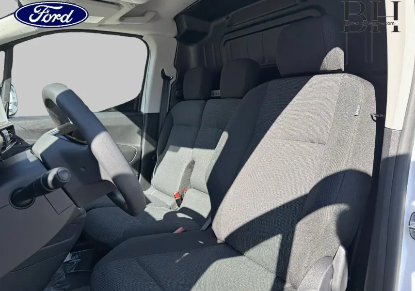 Vue intérieure côté conducteur du Peugeot Partner 2025 blanc Icy, montrant les sièges en tissu Curitiba Triton Meltem.