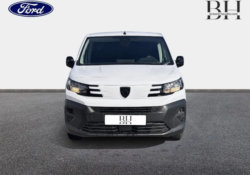Vue de face du Peugeot Partner blanc Icy 2025 avec calandre noire et phares avant allumés sur fond neutre.