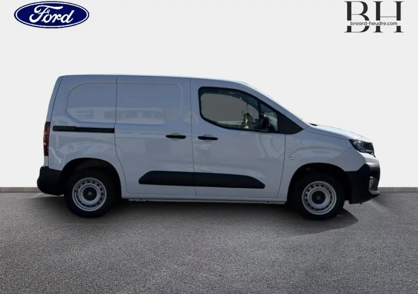 Vue de profil droit du Peugeot Partner blanc Icy, fourgon utilitaire avec porte latérale coulissante et jantes acier simples.