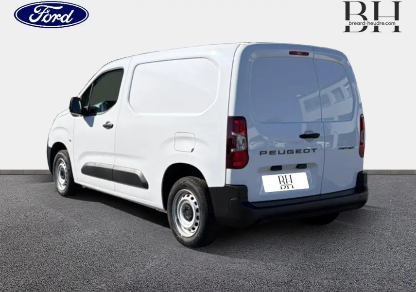 Vue 3/4 arrière droite d'un Peugeot Partner blanc Icy, fourgon utilitaire avec portes arrière battantes et porte latérale coulissante.